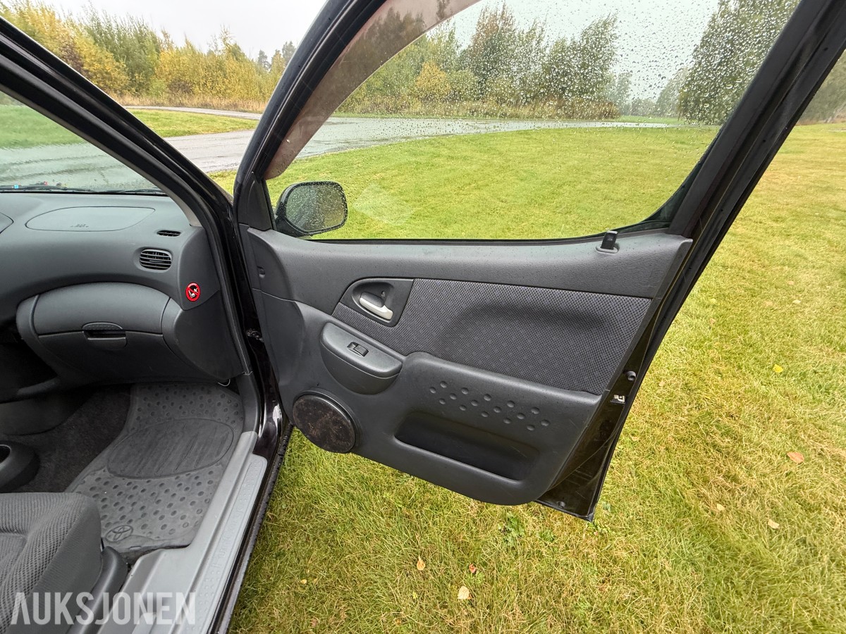 2005 Toyota YARIS VERSO 1.3-84 - 5 seter - servicehistorikk