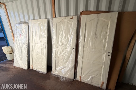 4 stk innerdører med fyllingsprofil - hvitmalt overflate - 4 cm dørblad - hengsler og innfelt låskasse montert - borede hull for vrider og sylinder 