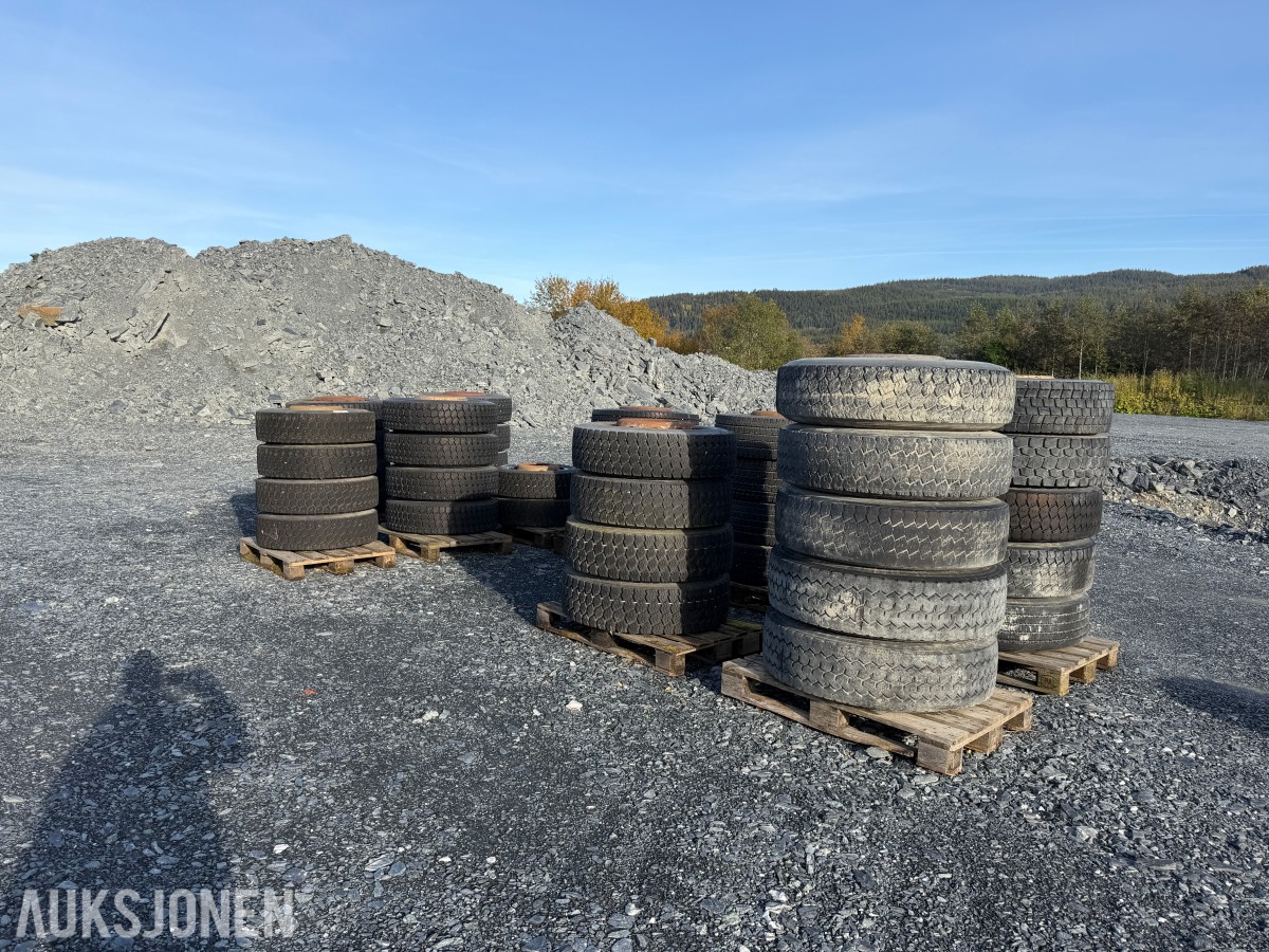 Parti med lastebildekk / hengerdekk - flere på felg