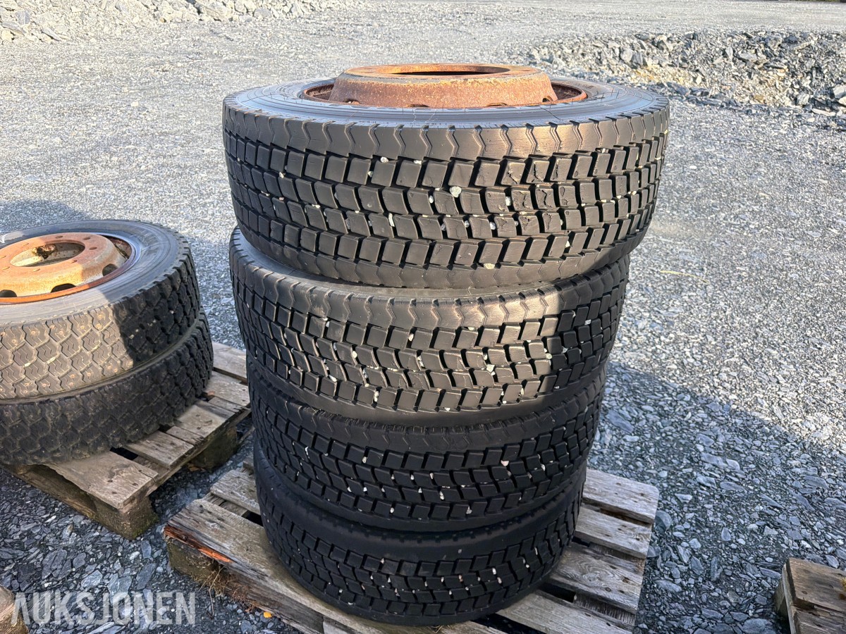 Parti med lastebildekk / hengerdekk - flere på felg