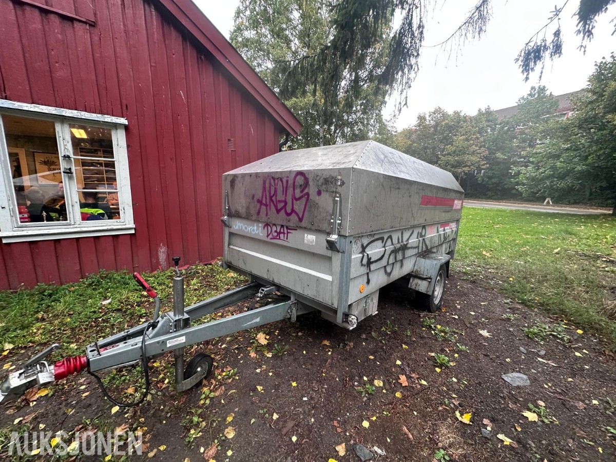 2007 Tysse tilhenger med overbygg, Foma høytrykksspyler og SDMO aggregat