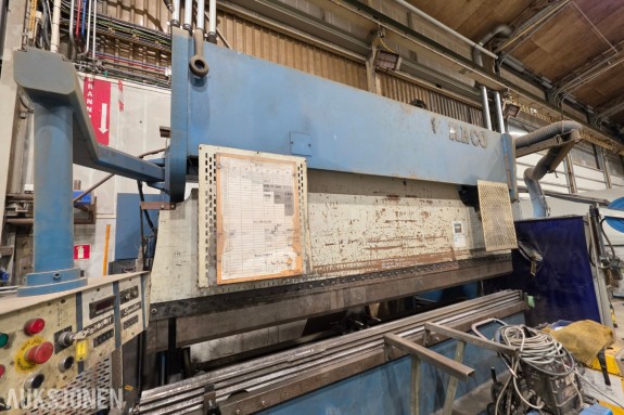 1992 HACO PPES 40300 KANTPRESSE MED EKSTRA KNIV – 300 TONN