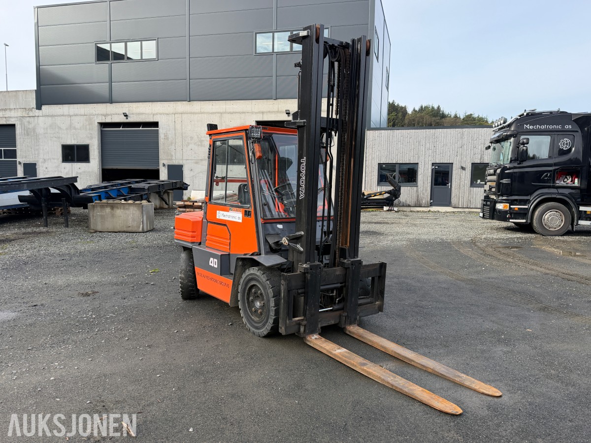 TOYOTA 4,5 TONNS GAFFELTRUCK – 450 CM LØFTEHØYDE
