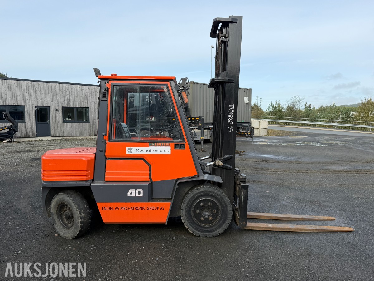TOYOTA 4,5 TONNS GAFFELTRUCK – 450 CM LØFTEHØYDE