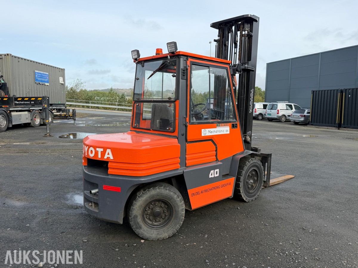 TOYOTA 4,5 TONNS GAFFELTRUCK – 450 CM LØFTEHØYDE