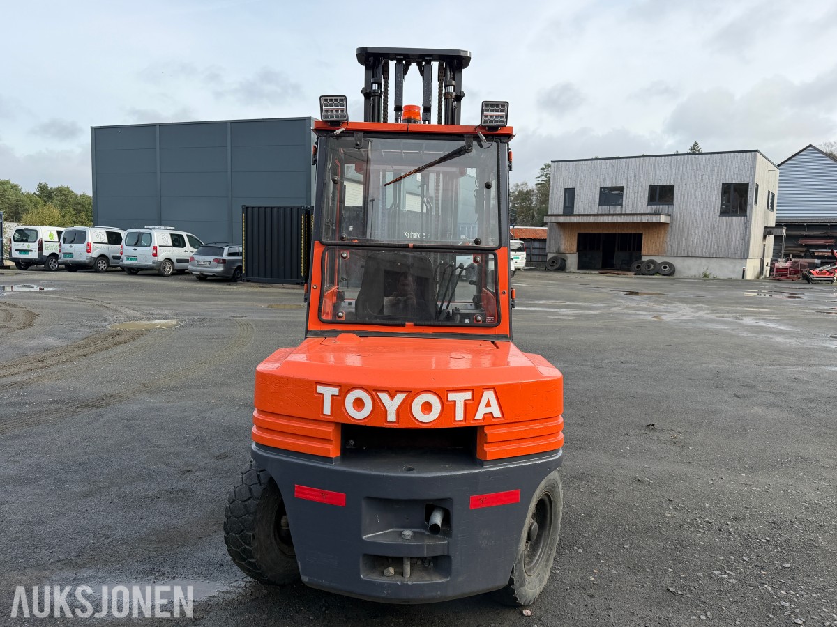 TOYOTA 4,5 TONNS GAFFELTRUCK – 450 CM LØFTEHØYDE