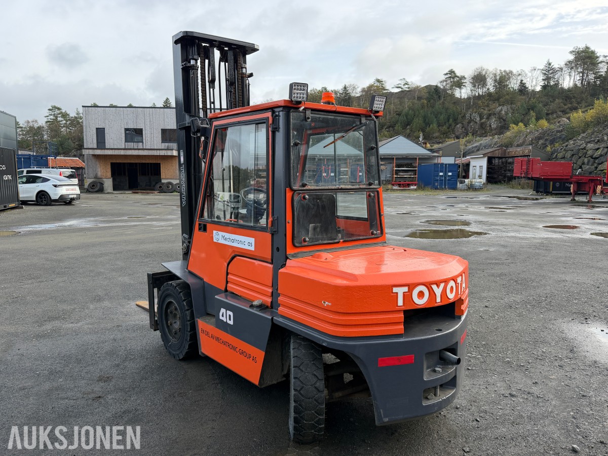 TOYOTA 4,5 TONNS GAFFELTRUCK – 450 CM LØFTEHØYDE