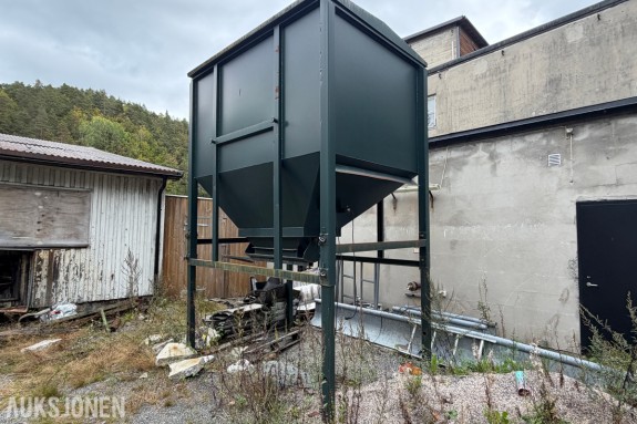 2021 Strøsandsilo 8 m3 med stativ, ståltak og varmeelementer - lite brukt