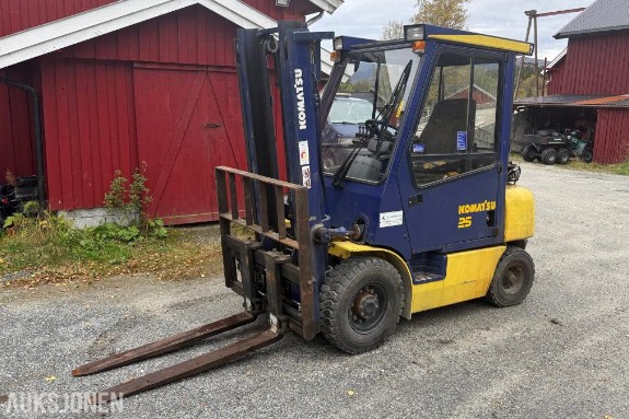 1998 Komatsu FD25T-12 gaffeltruck, 2,5 tonn m/ sideforskyver og 7 831 timer