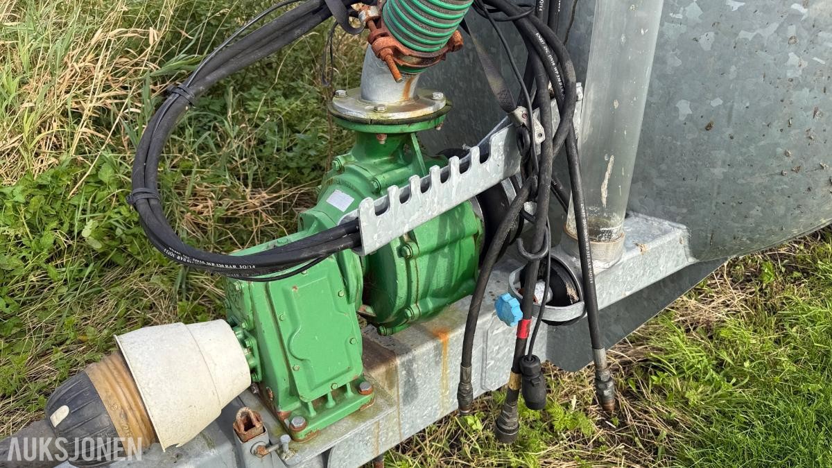 Gjødselvogn 7500 liter m/ PTO-drevet pumpe og brede dekk