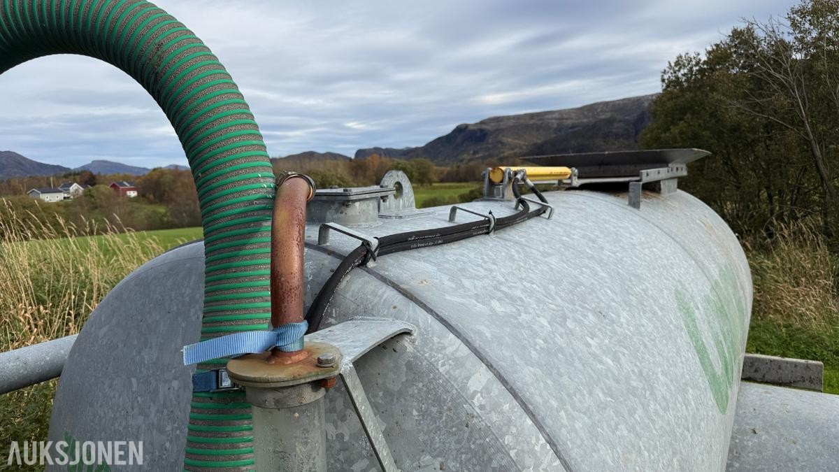 Gjødselvogn 7500 liter m/ PTO-drevet pumpe og brede dekk