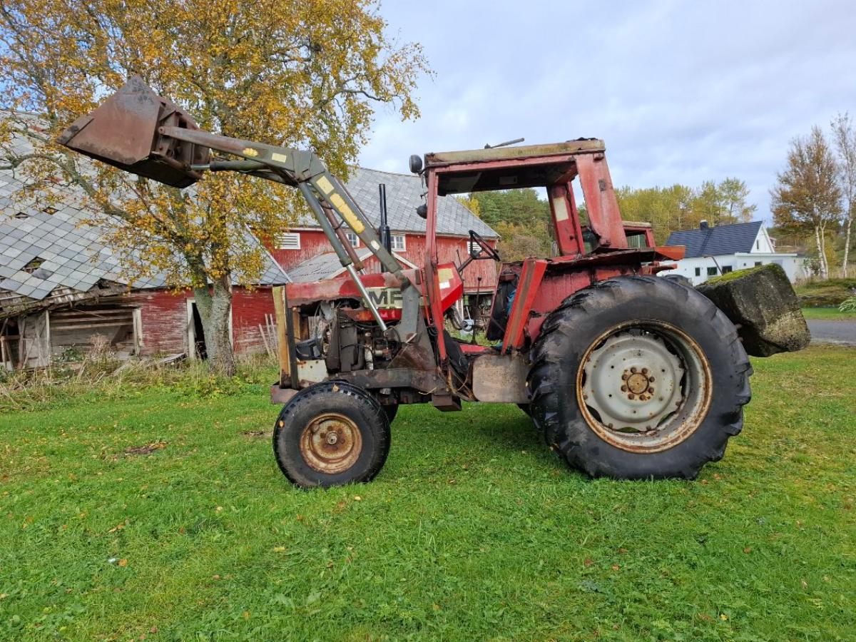 Massey Ferguson traktor m/ Bergsjö frontlaster og skuffe