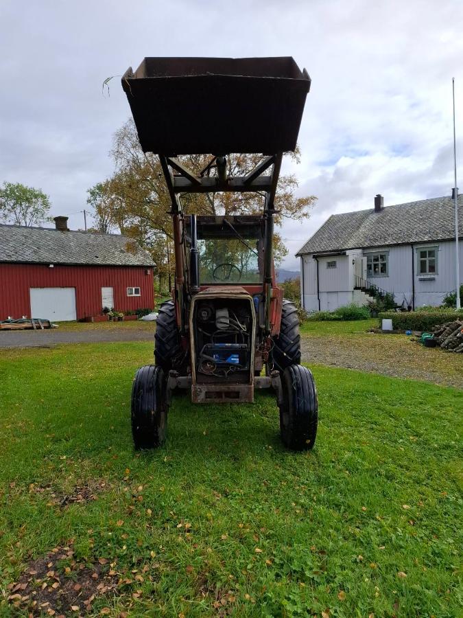 Massey Ferguson traktor m/ Bergsjö frontlaster og skuffe