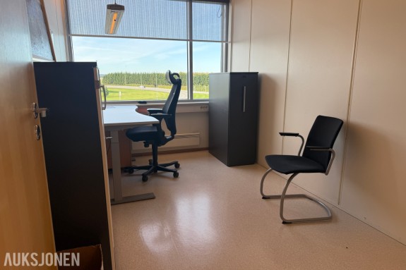 Parti kontormøbler – ca. 15 hev-/senk-pulter, kontorstoler, skap og skjermvegger