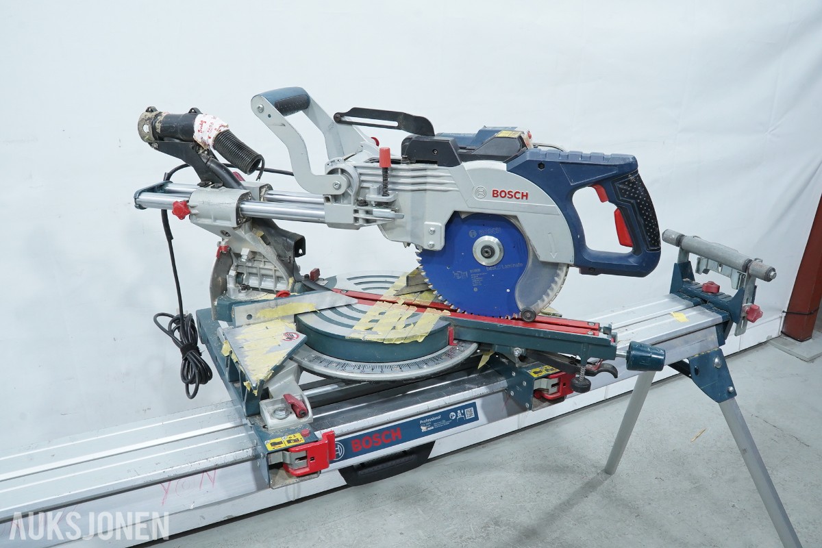 Bosch Professional GCM 8 SDE kapp- og gjærsag med GTA 3800 sagbord