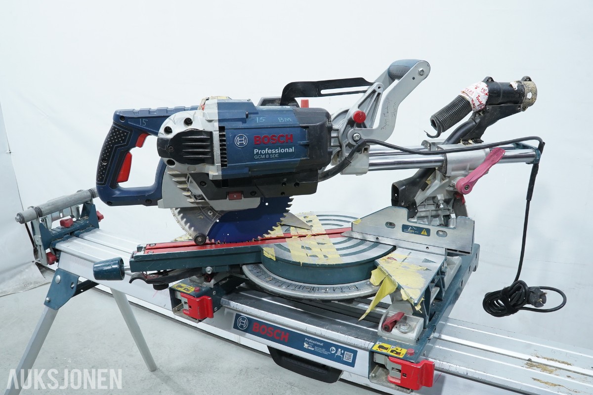 Bosch Professional GCM 8 SDE kapp- og gjærsag med GTA 3800 sagbord