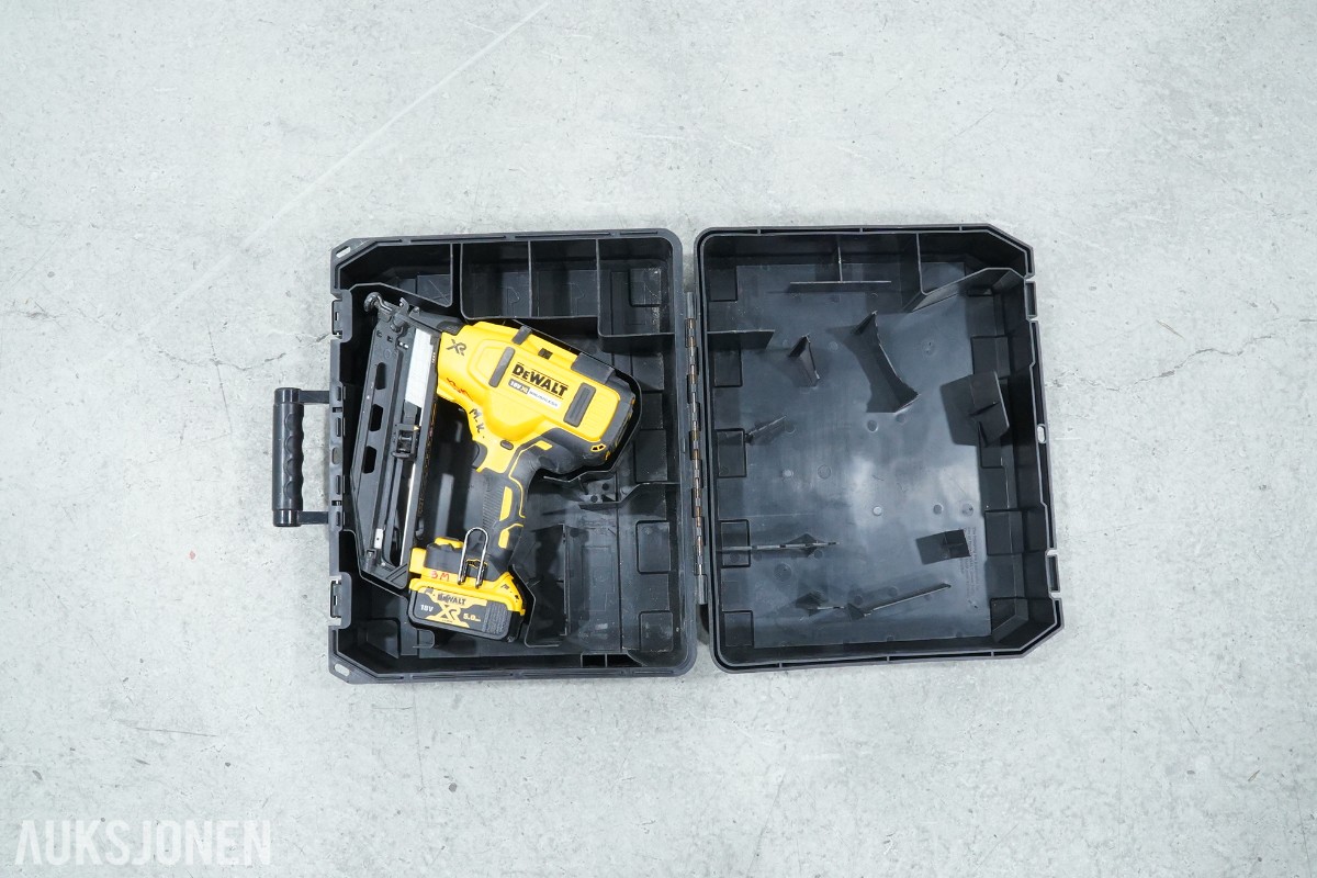 DeWalt verktøypakke med spikerpistoler, kapp-/gjærsag, sager, multiverktøy og støvsuger
