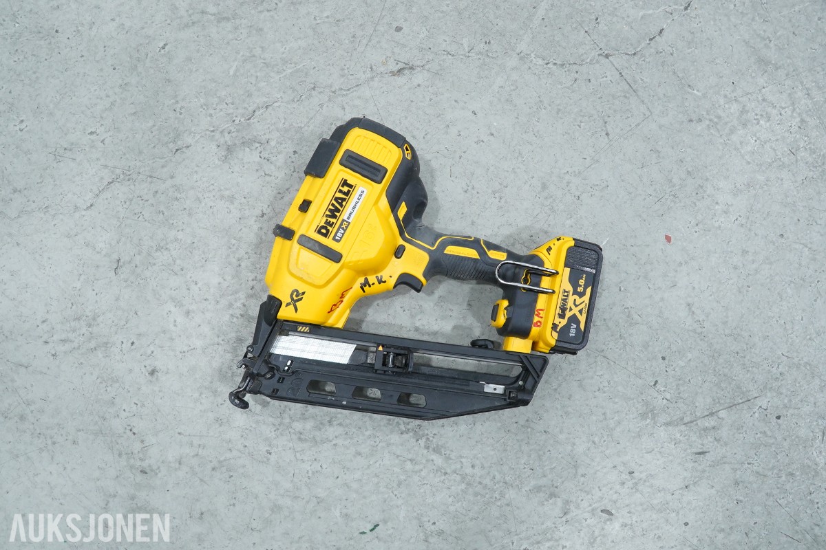 DeWalt verktøypakke med spikerpistoler, kapp-/gjærsag, sager, multiverktøy og støvsuger