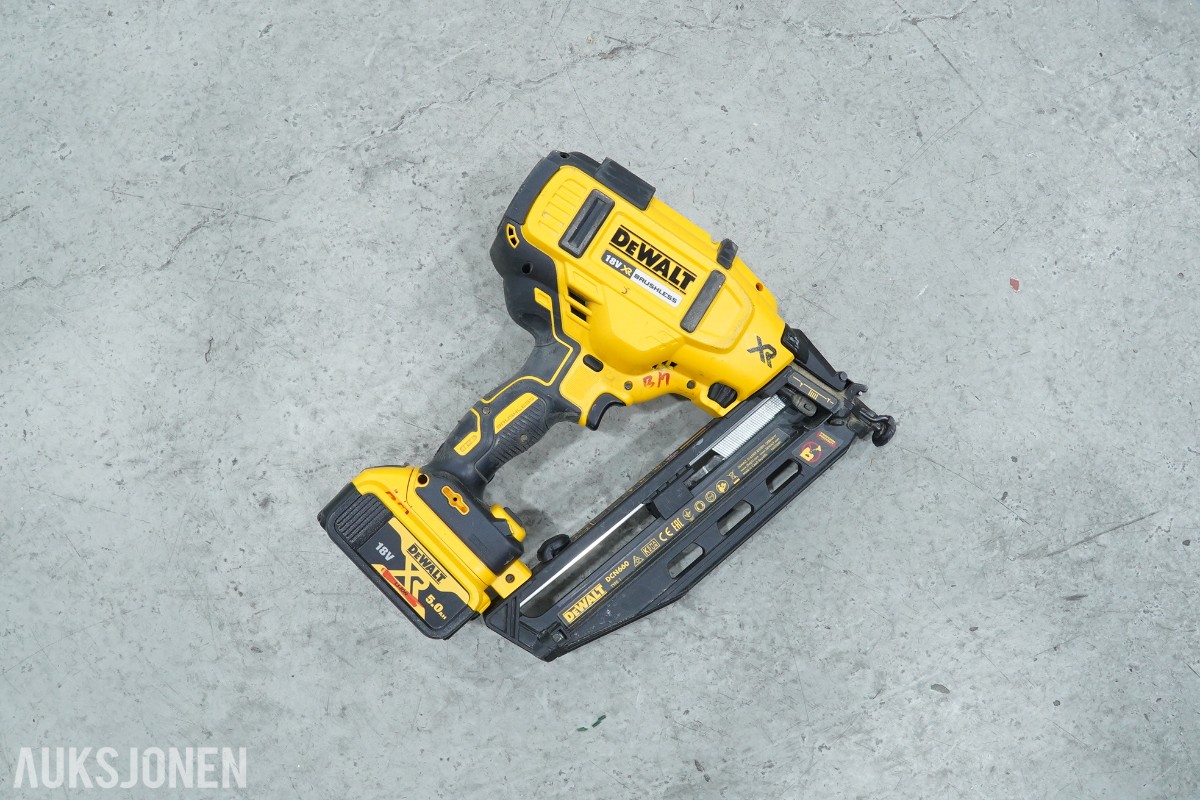 DeWalt verktøypakke med spikerpistoler, kapp-/gjærsag, sager, multiverktøy og støvsuger