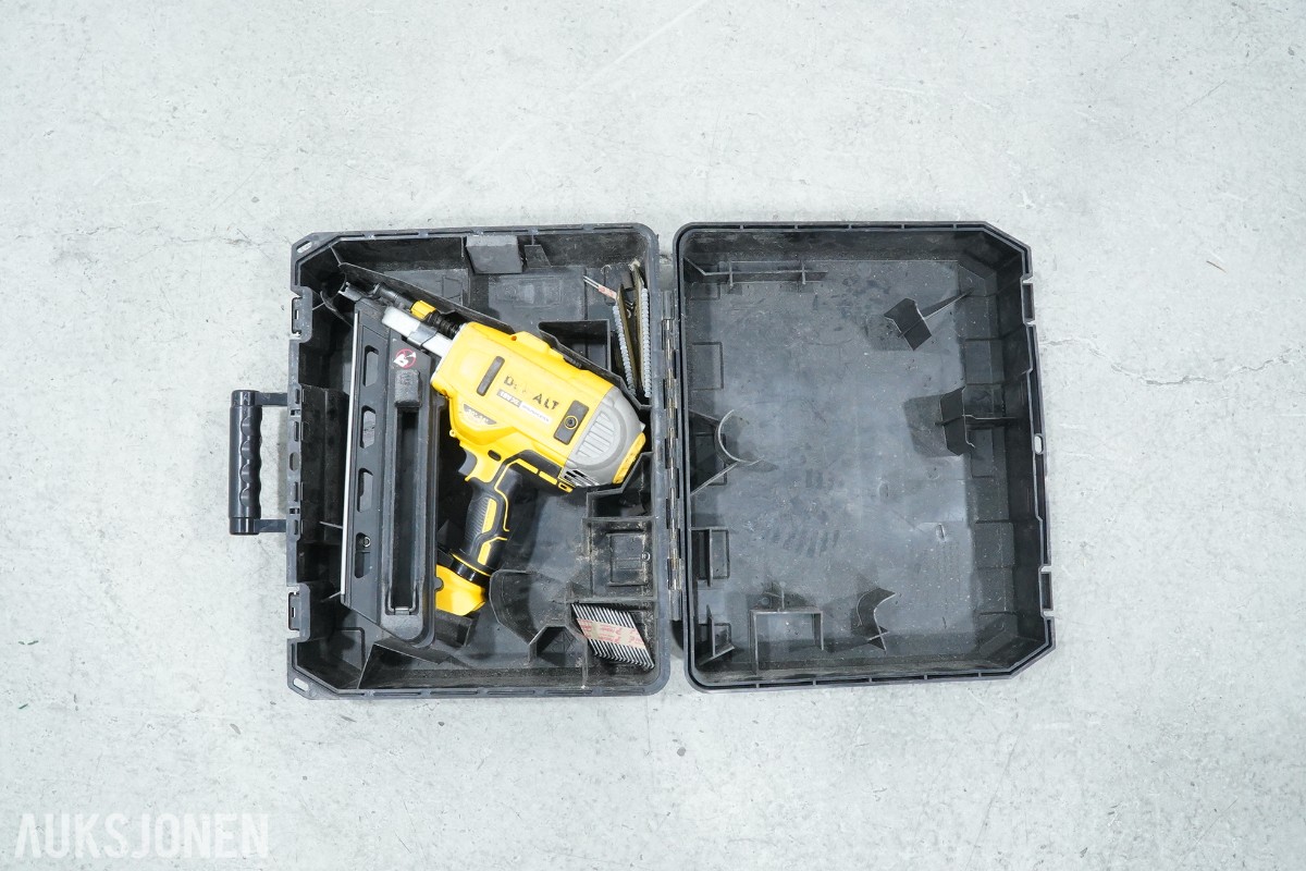 DeWalt verktøypakke med spikerpistoler, kapp-/gjærsag, sager, multiverktøy og støvsuger
