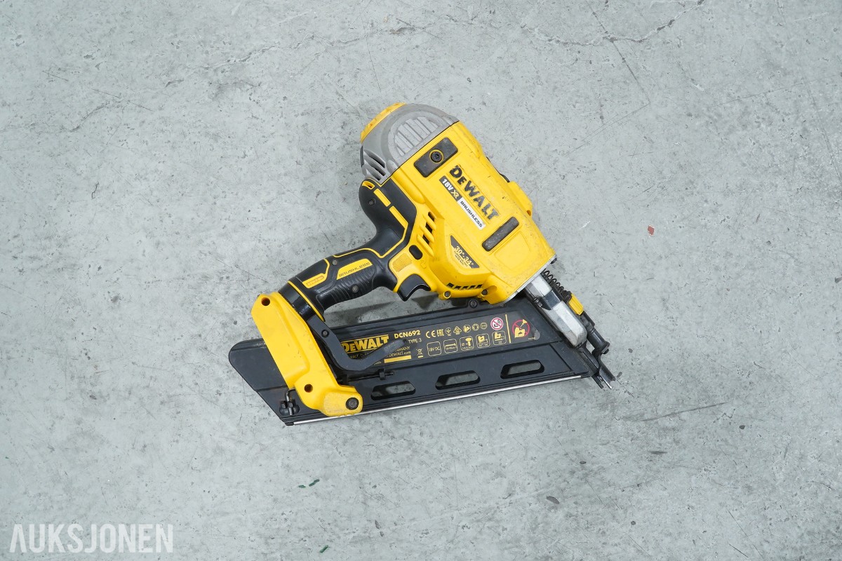 DeWalt verktøypakke med spikerpistoler, kapp-/gjærsag, sager, multiverktøy og støvsuger
