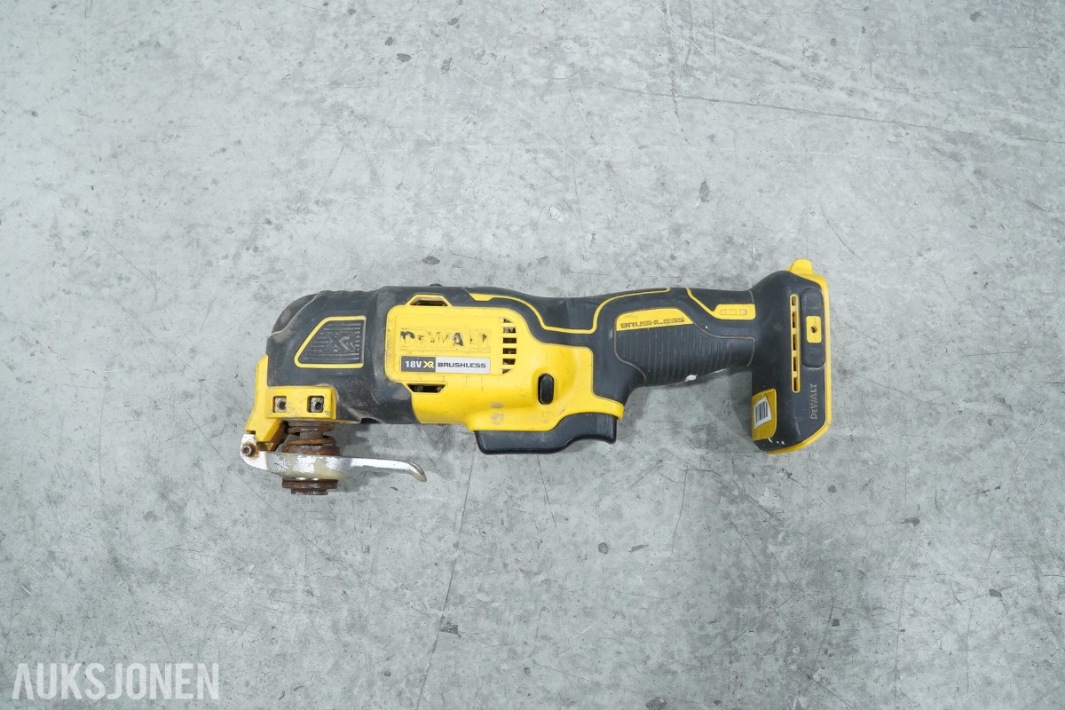 DeWalt verktøypakke med spikerpistoler, kapp-/gjærsag, sager, multiverktøy og støvsuger