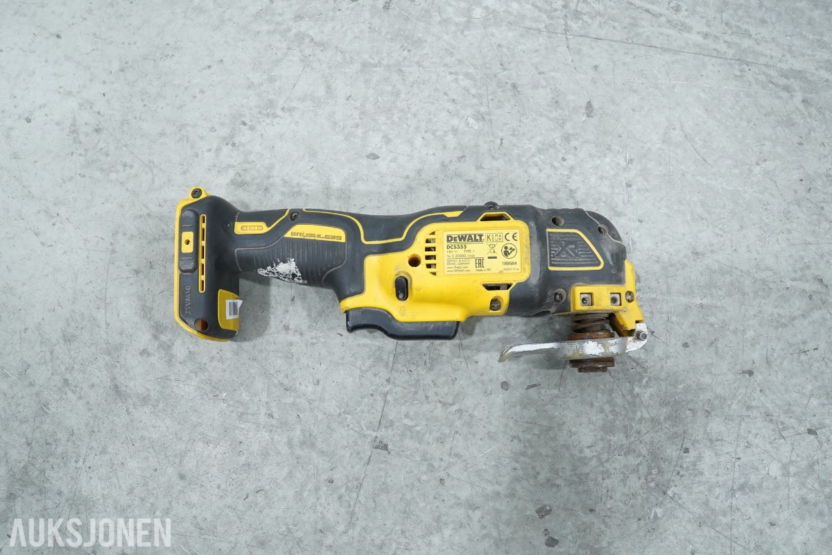 DeWalt verktøypakke med spikerpistoler, kapp-/gjærsag, sager, multiverktøy og støvsuger