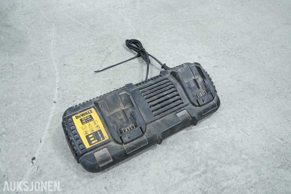 DeWalt verktøypakke med spikerpistoler, kapp-/gjærsag, sager, multiverktøy og støvsuger