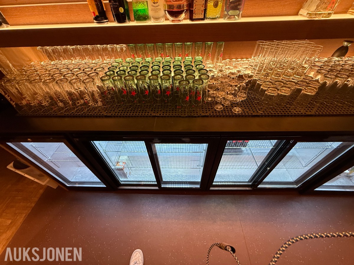 glass, bestikk, skåler og spisepinner fra restaurantdrift.