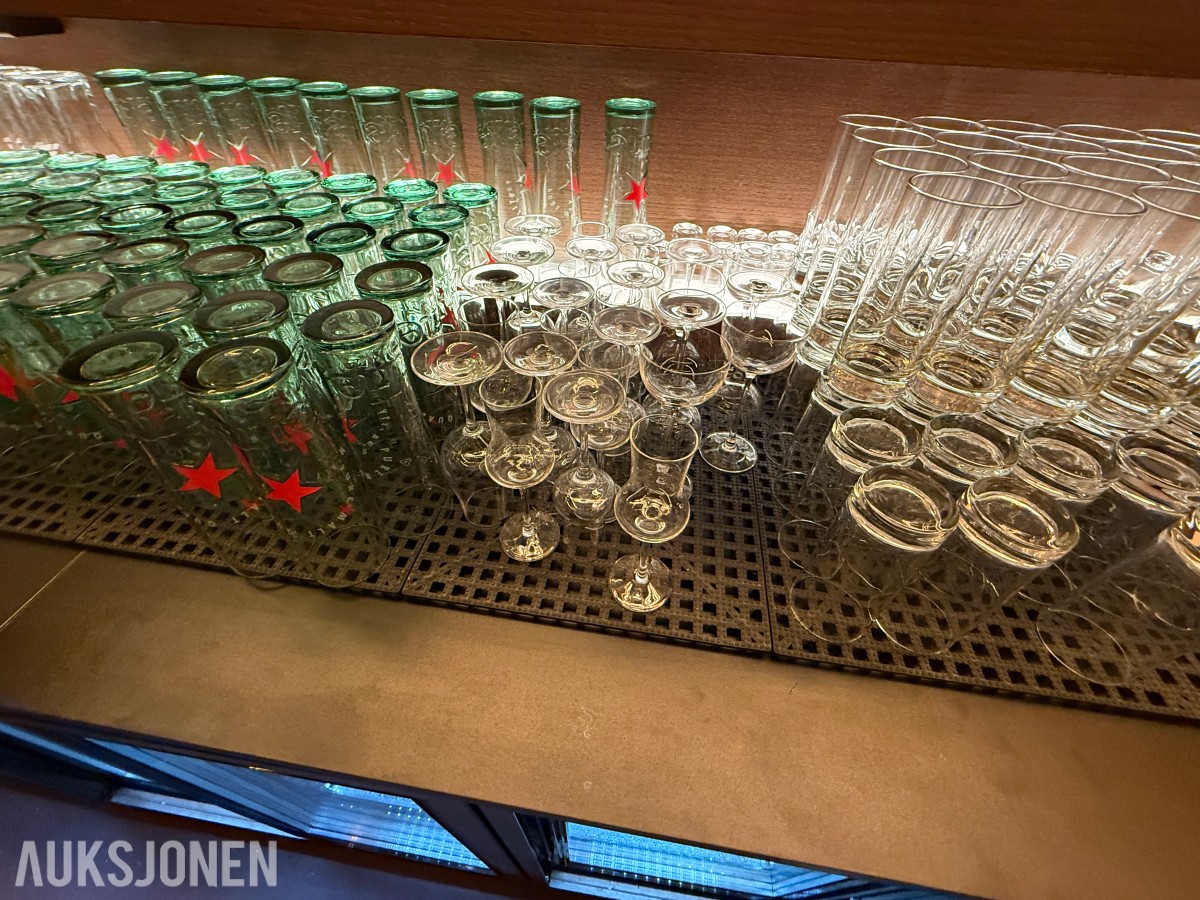 glass, bestikk, skåler og spisepinner fra restaurantdrift.