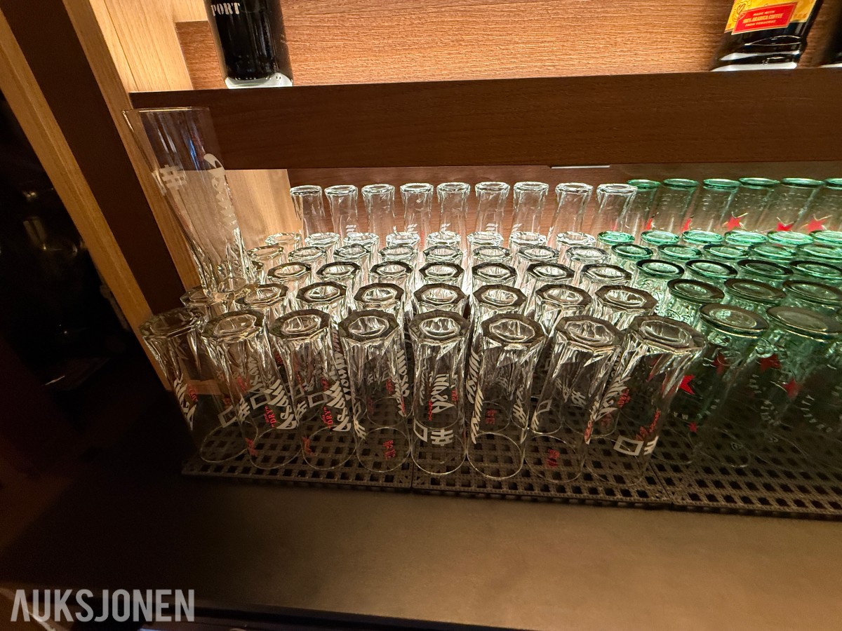 glass, bestikk, skåler og spisepinner fra restaurantdrift.