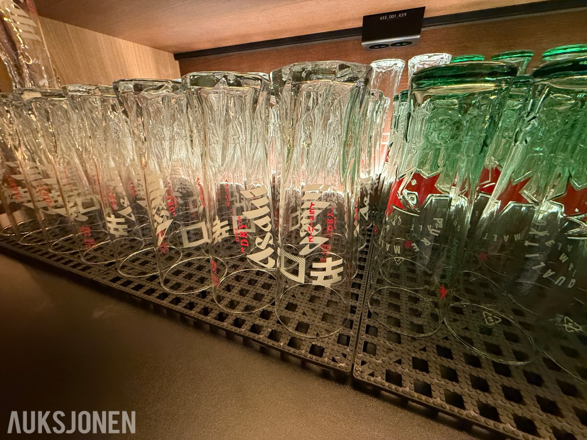 glass, bestikk, skåler og spisepinner fra restaurantdrift.