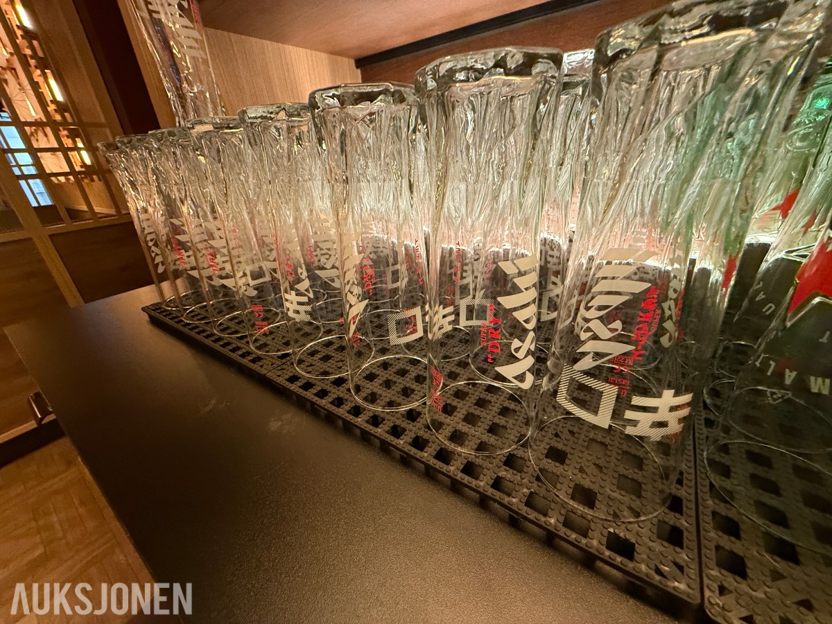 glass, bestikk, skåler og spisepinner fra restaurantdrift.