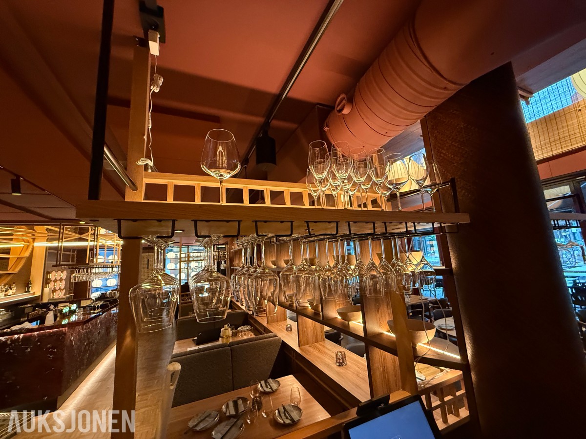 glass, bestikk, skåler og spisepinner fra restaurantdrift.
