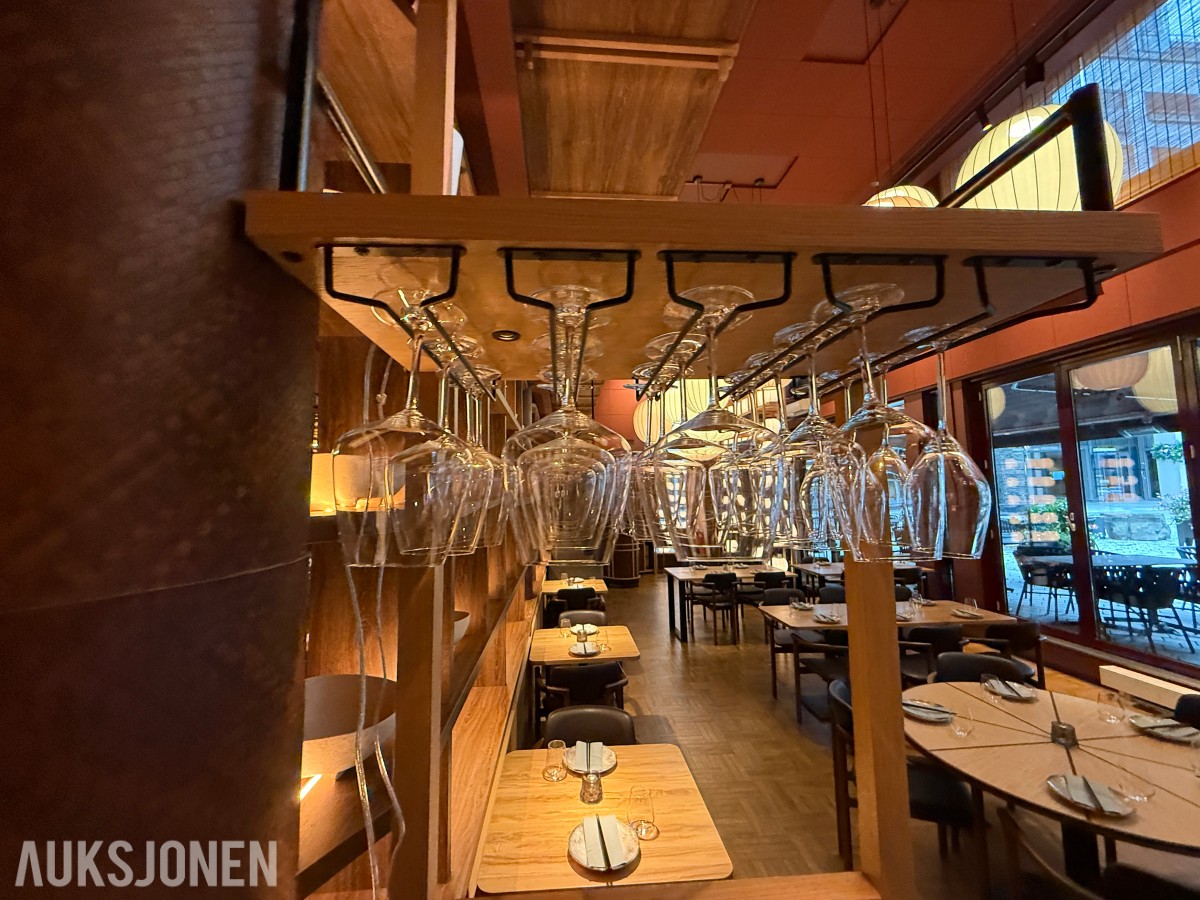 glass, bestikk, skåler og spisepinner fra restaurantdrift.