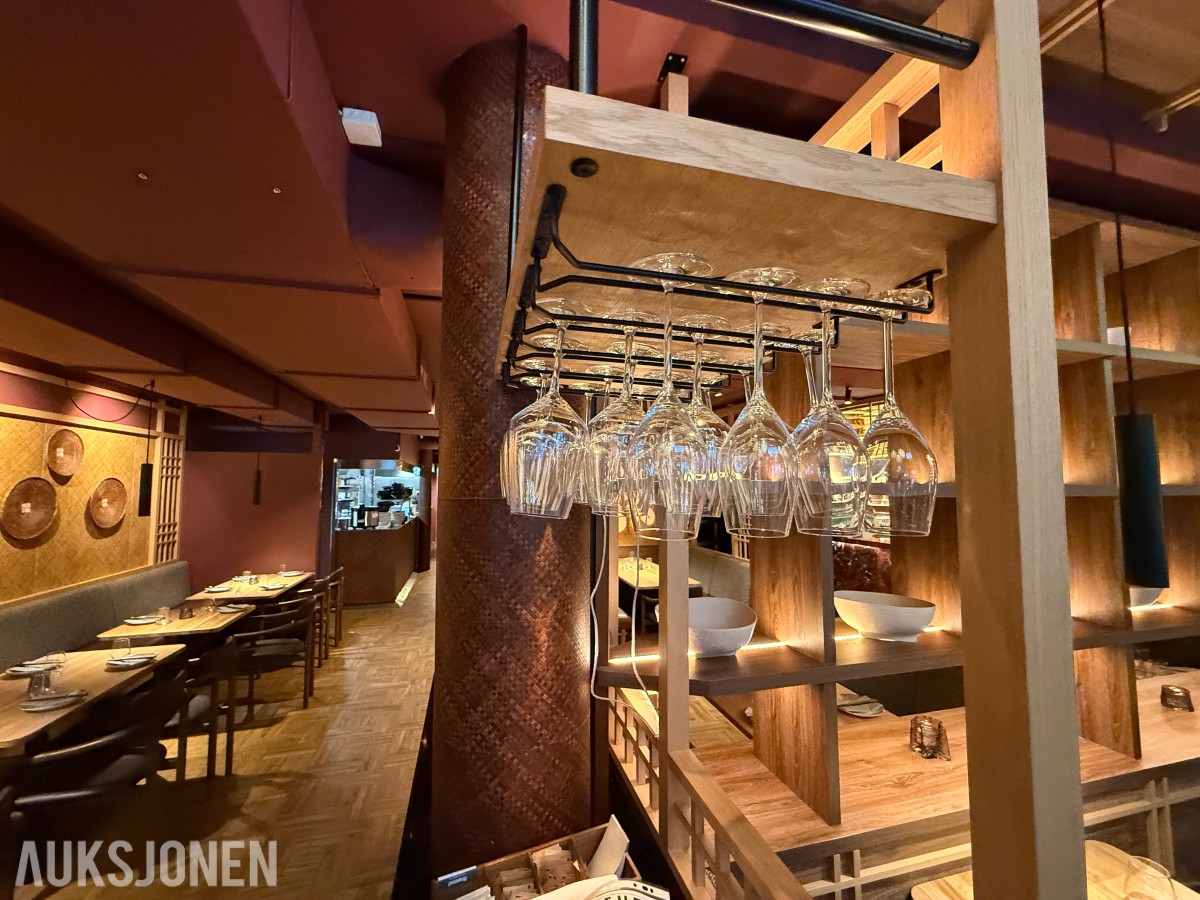glass, bestikk, skåler og spisepinner fra restaurantdrift.