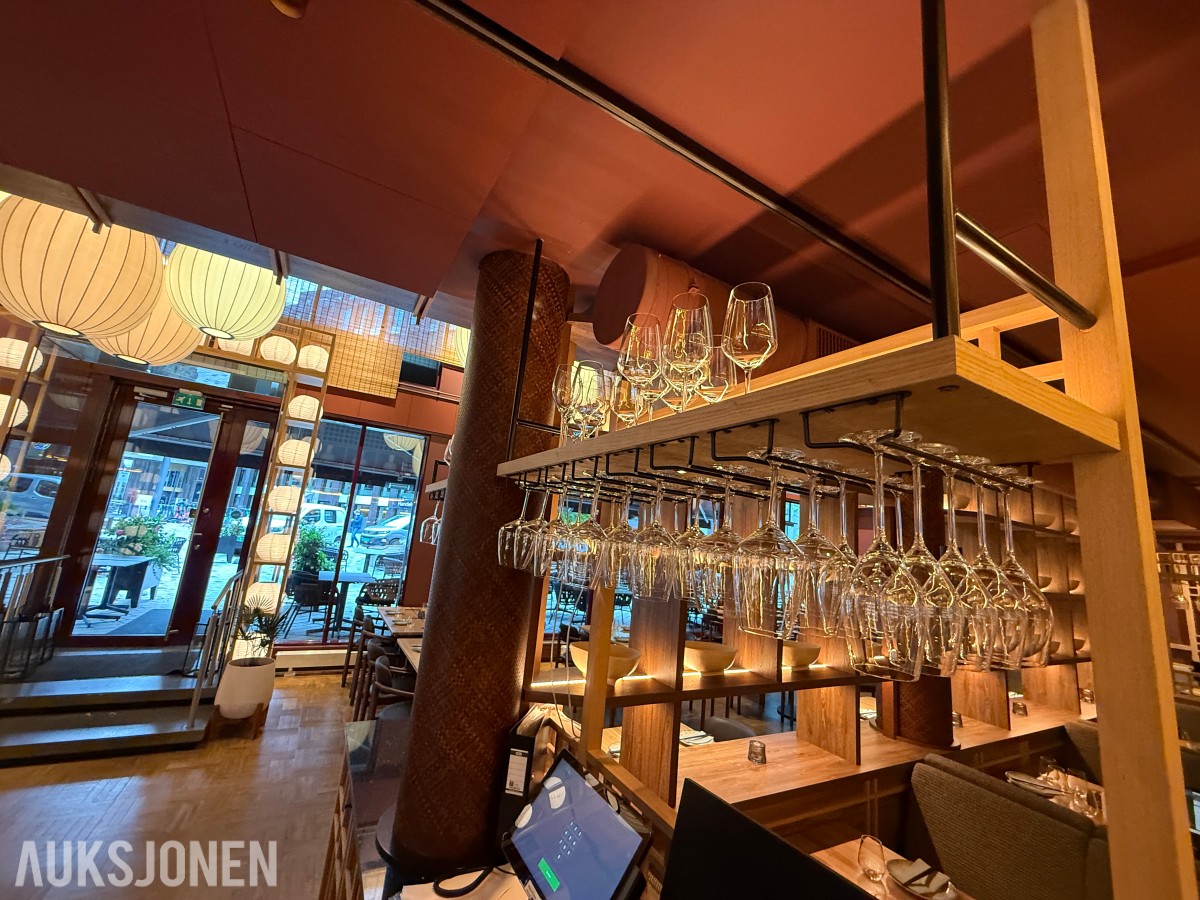glass, bestikk, skåler og spisepinner fra restaurantdrift.