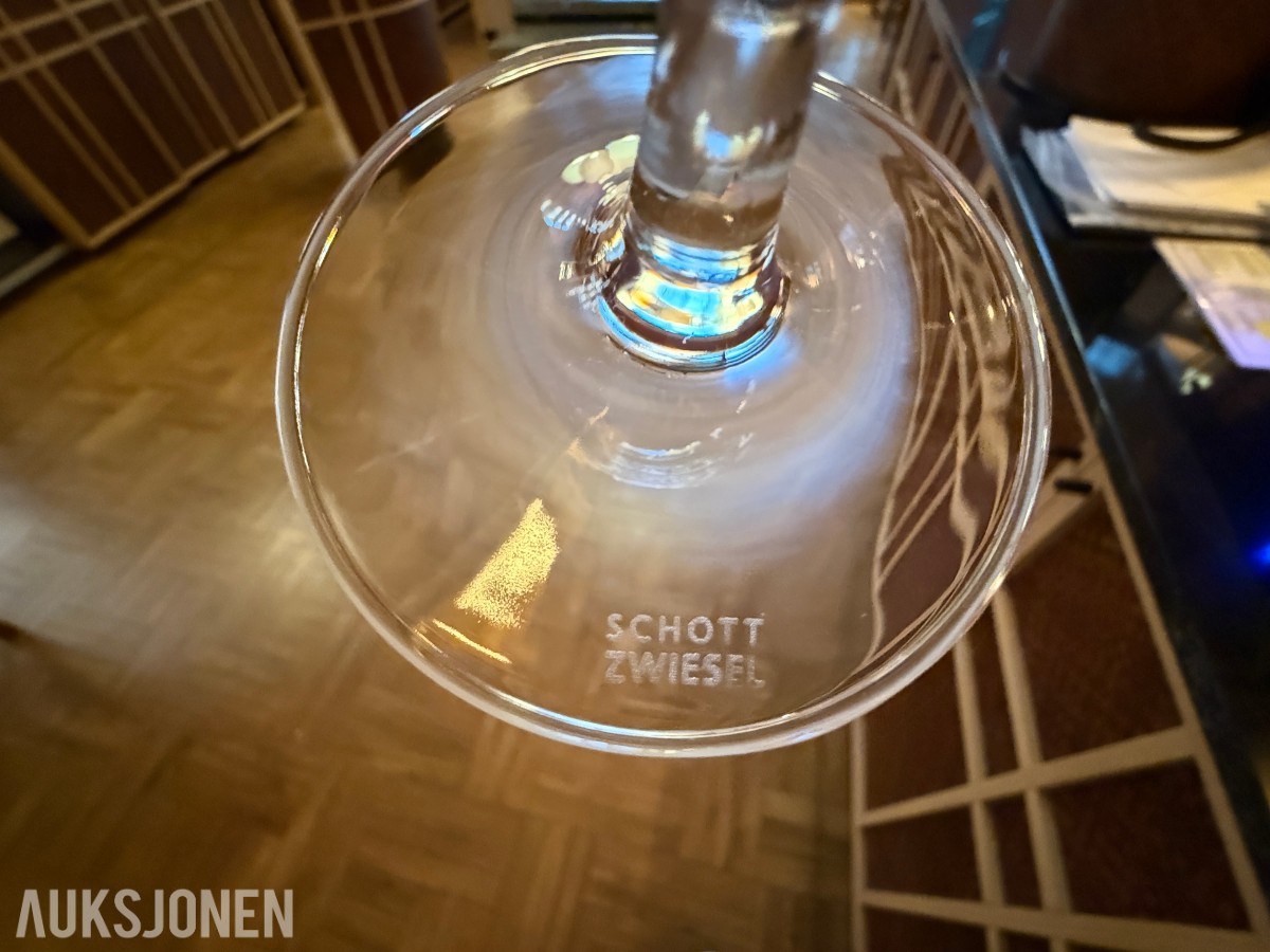glass, bestikk, skåler og spisepinner fra restaurantdrift.