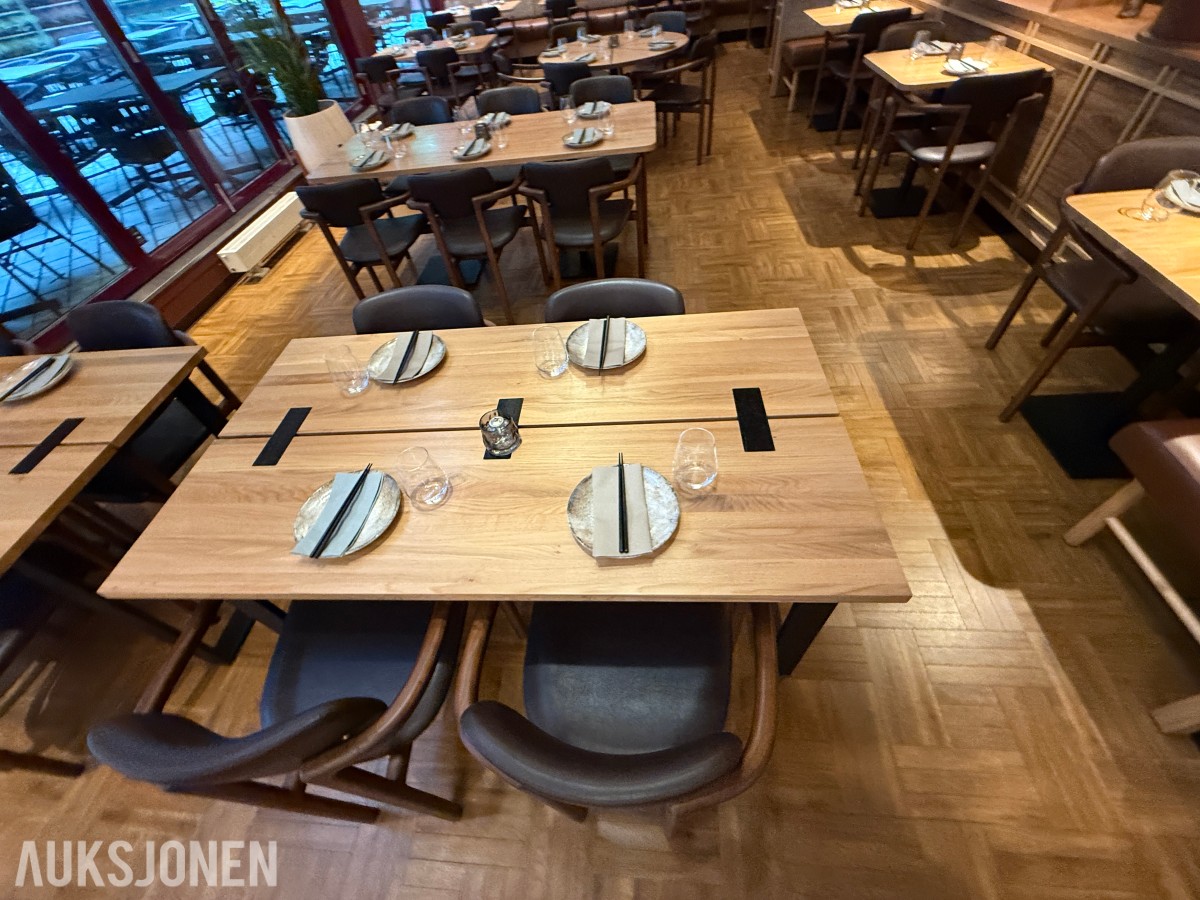 glass, bestikk, skåler og spisepinner fra restaurantdrift.
