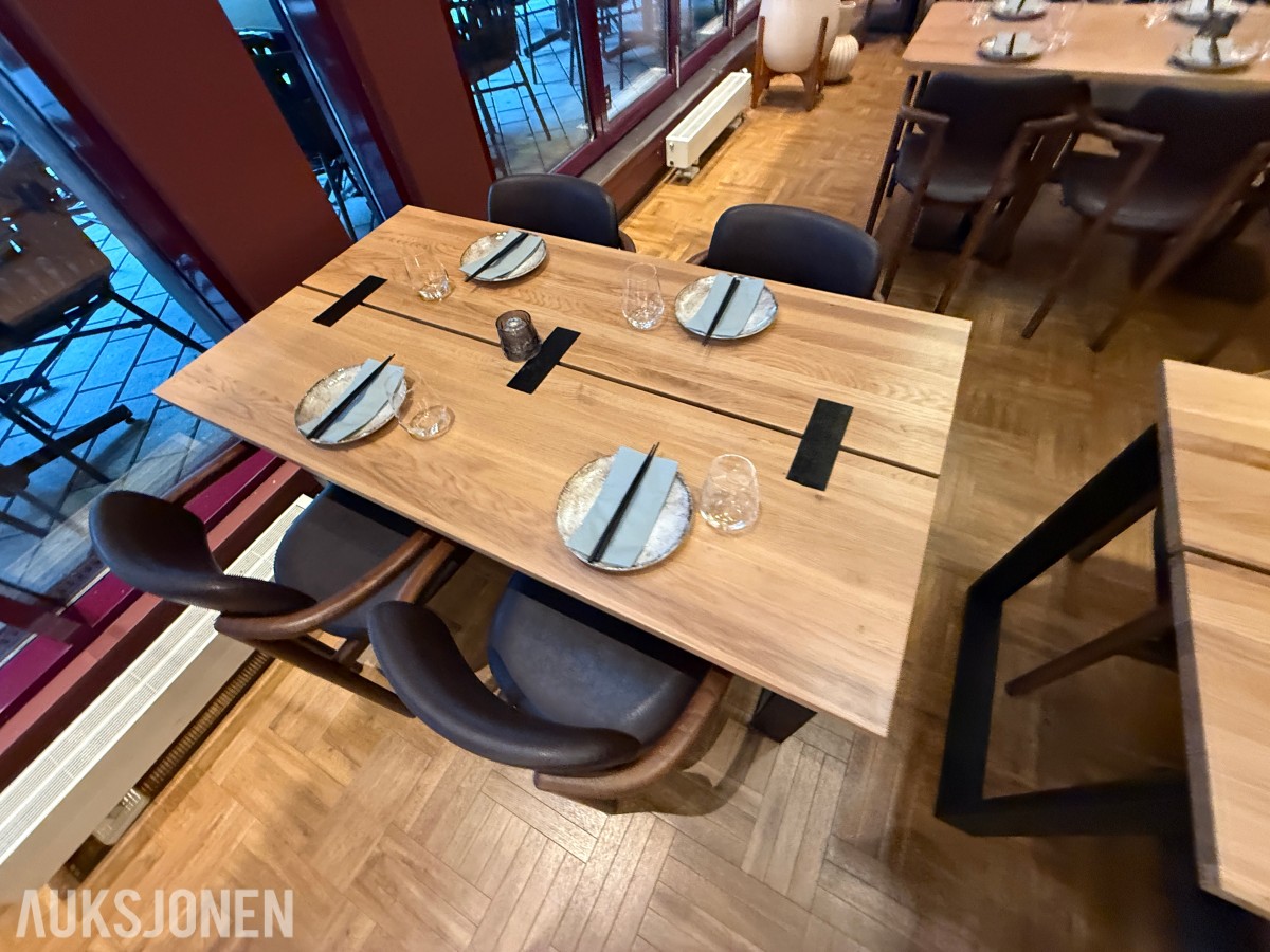glass, bestikk, skåler og spisepinner fra restaurantdrift.