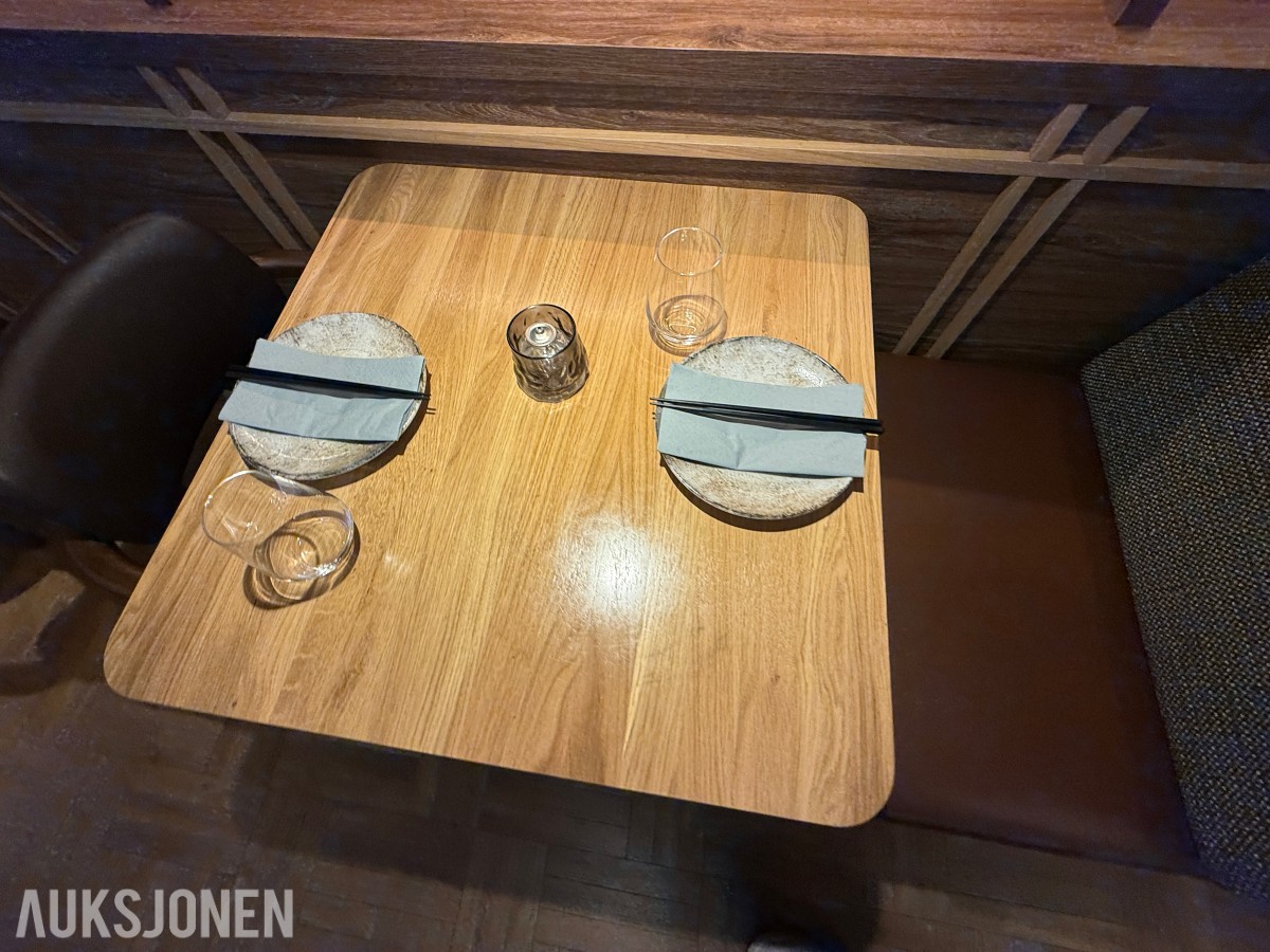 glass, bestikk, skåler og spisepinner fra restaurantdrift.