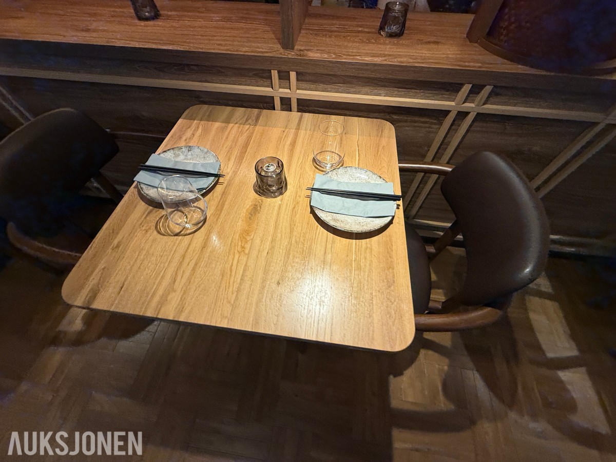 glass, bestikk, skåler og spisepinner fra restaurantdrift.