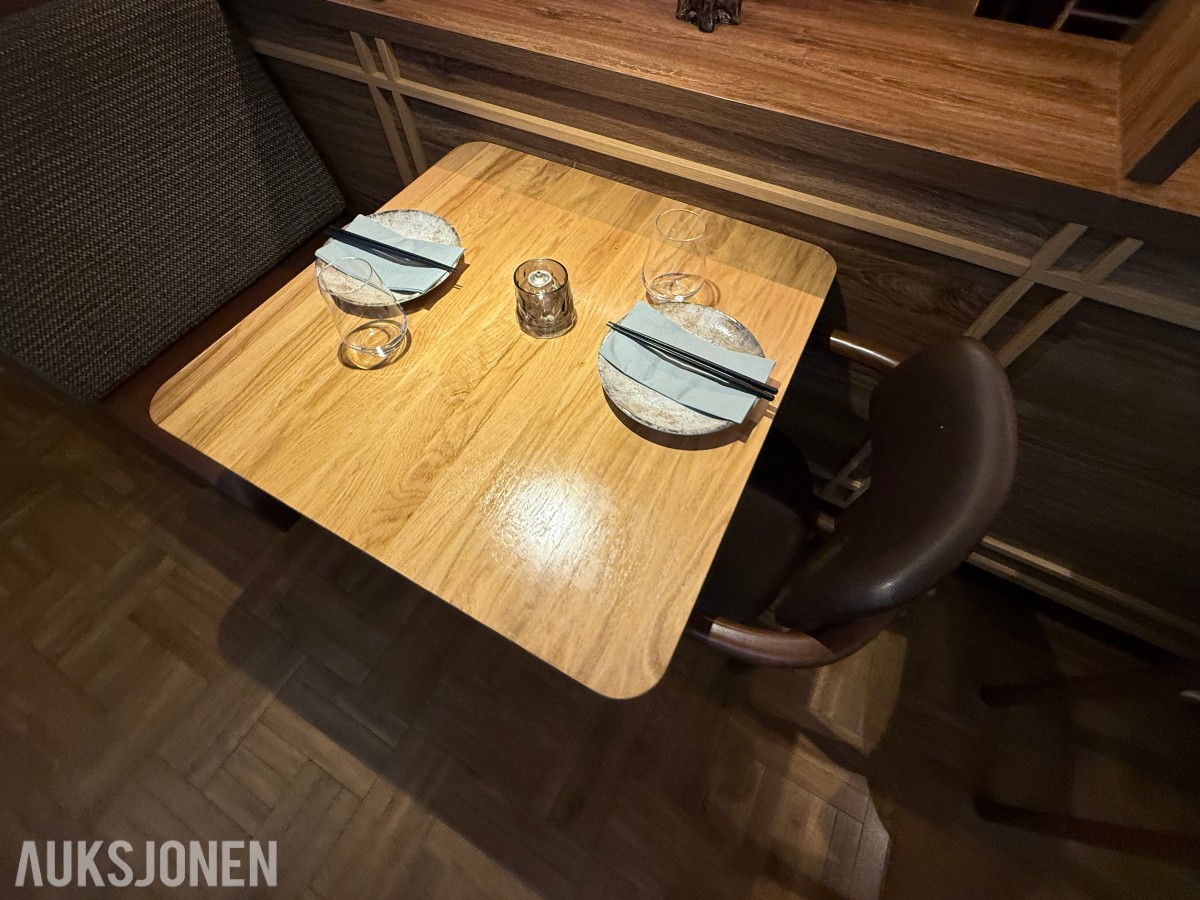 glass, bestikk, skåler og spisepinner fra restaurantdrift.