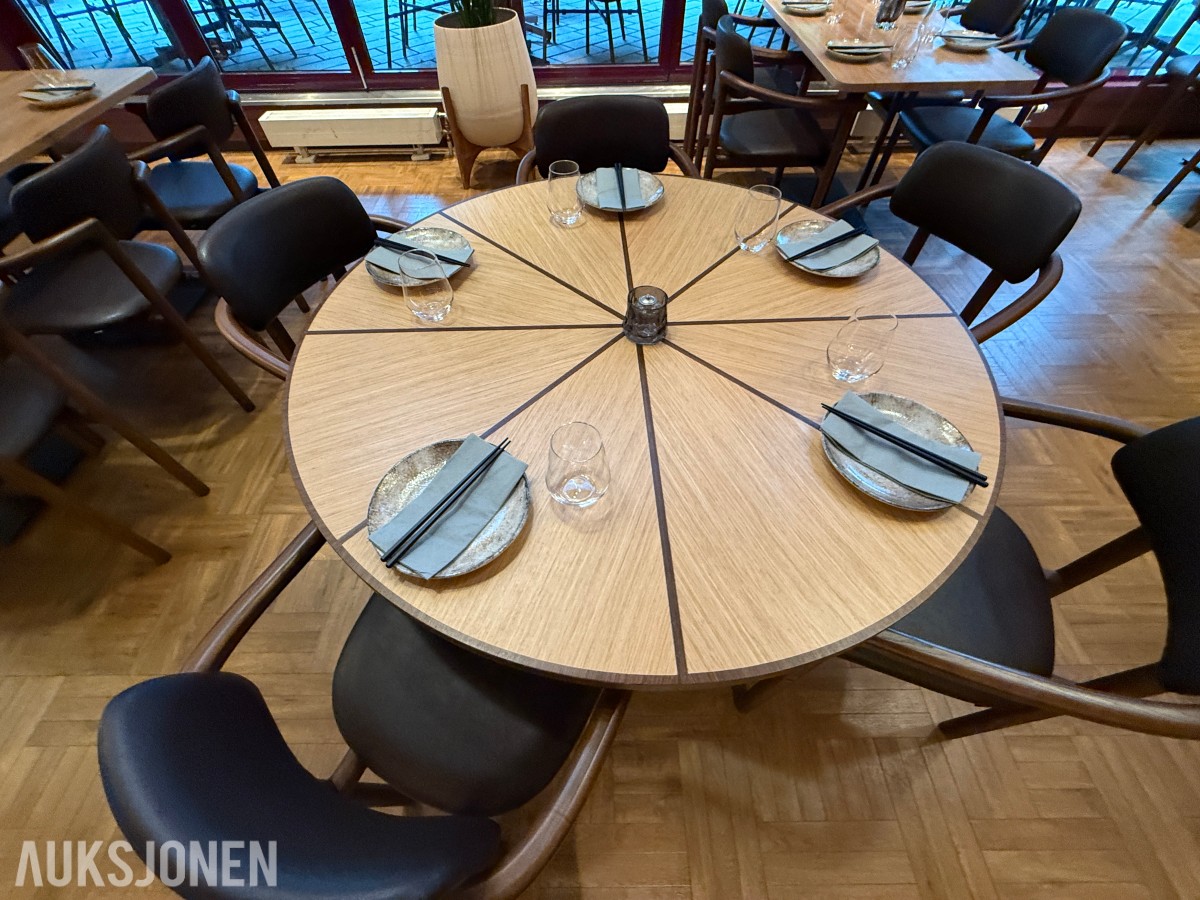 glass, bestikk, skåler og spisepinner fra restaurantdrift.
