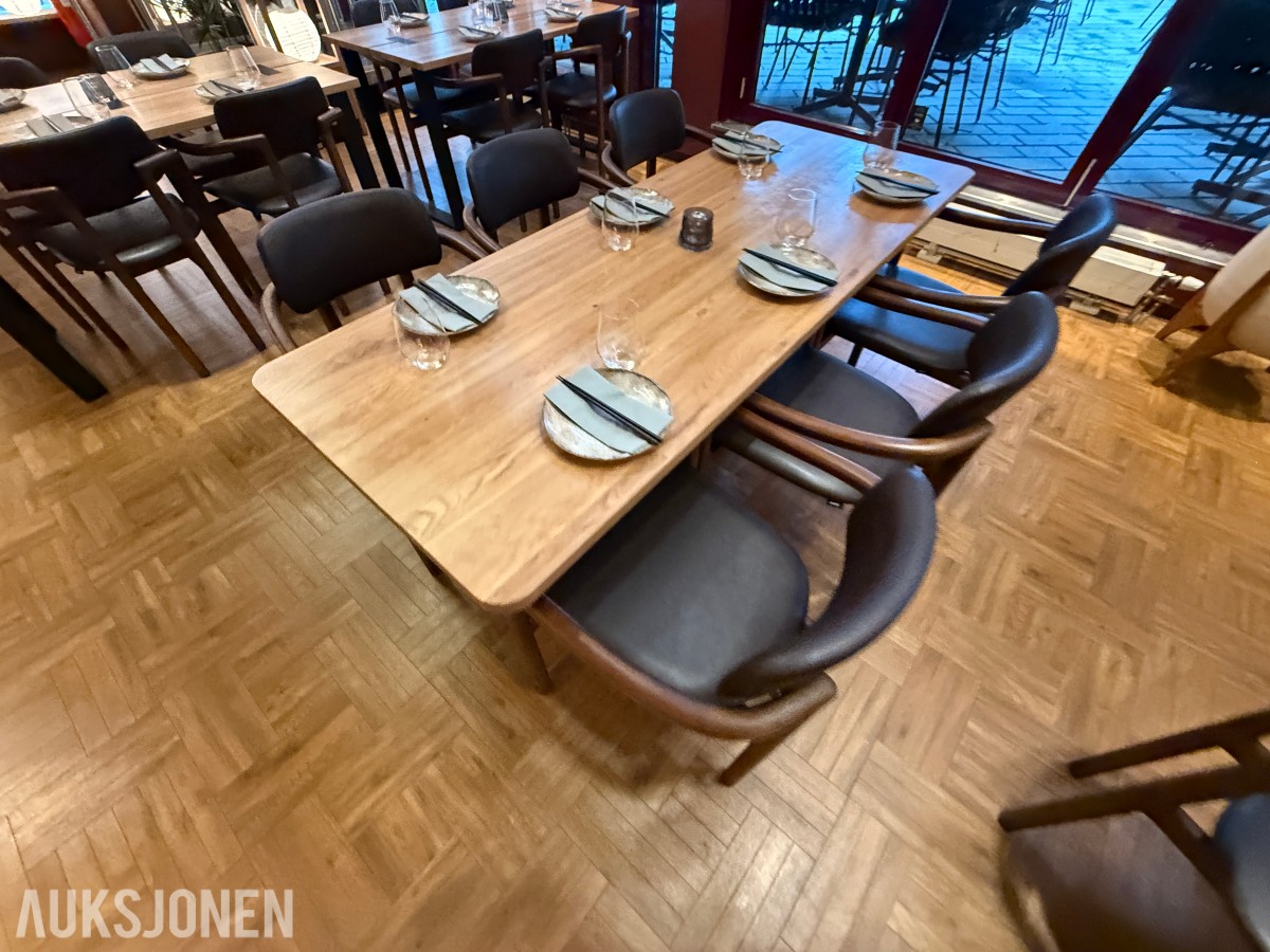 glass, bestikk, skåler og spisepinner fra restaurantdrift.