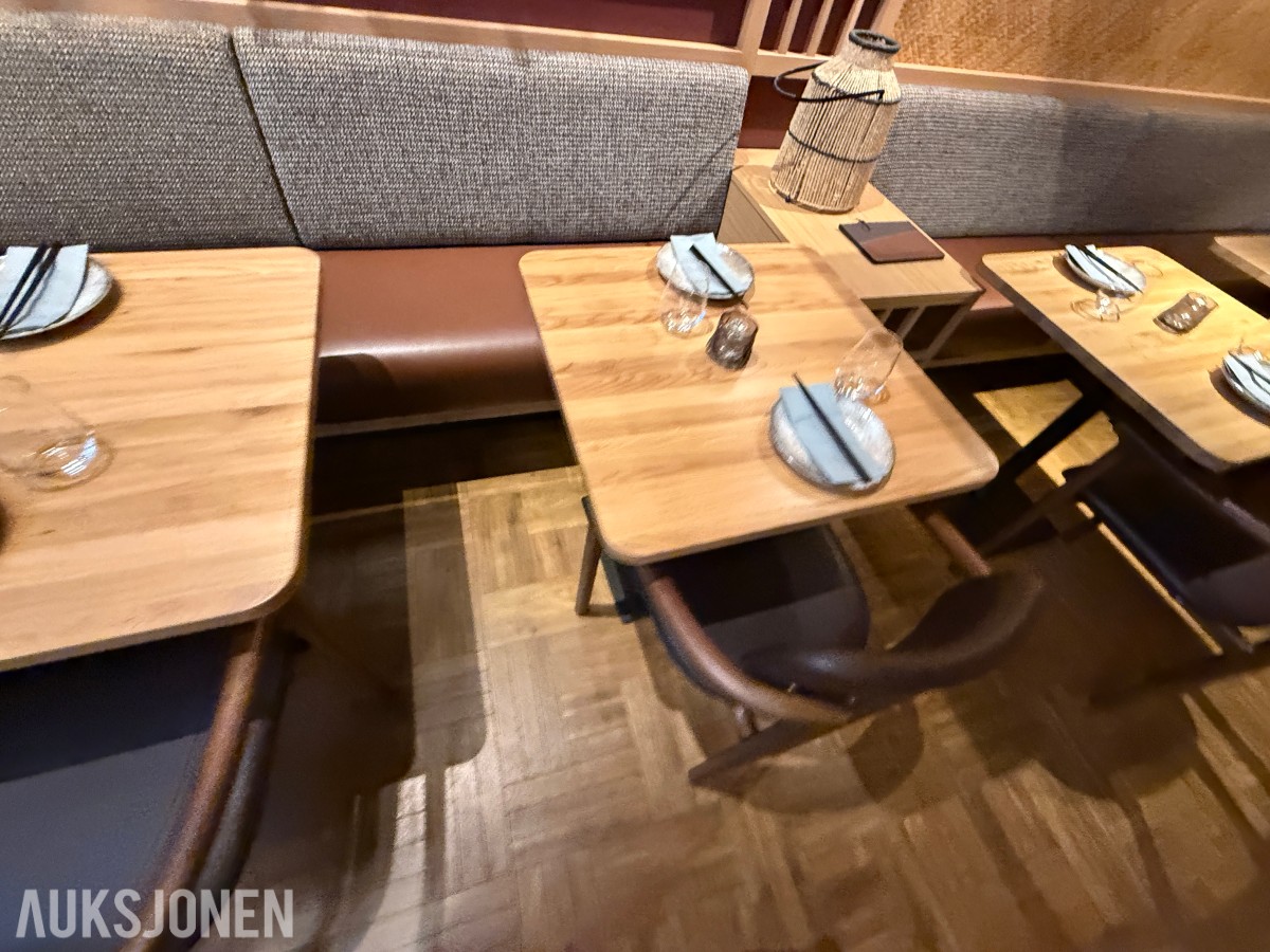 glass, bestikk, skåler og spisepinner fra restaurantdrift.