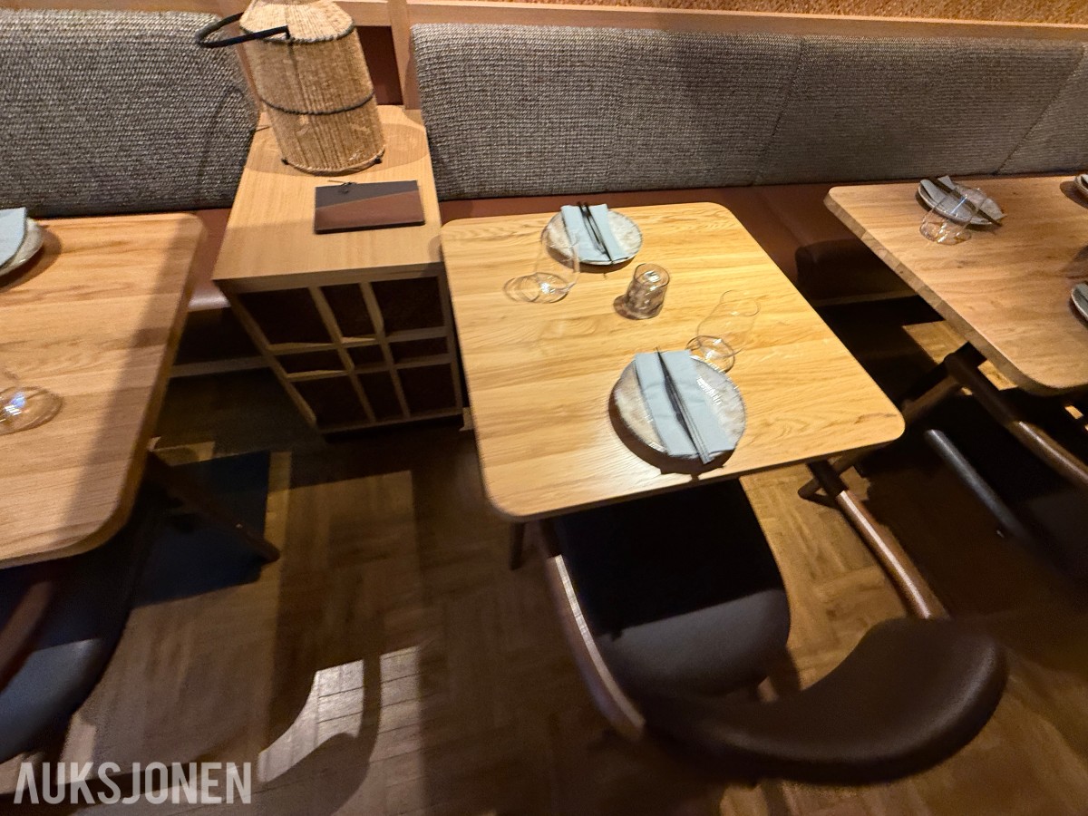 glass, bestikk, skåler og spisepinner fra restaurantdrift.