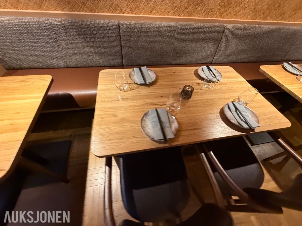 glass, bestikk, skåler og spisepinner fra restaurantdrift.