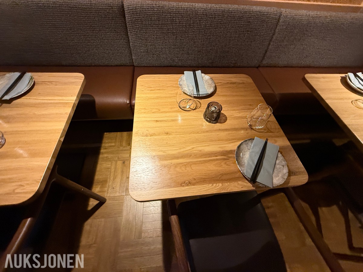 glass, bestikk, skåler og spisepinner fra restaurantdrift.