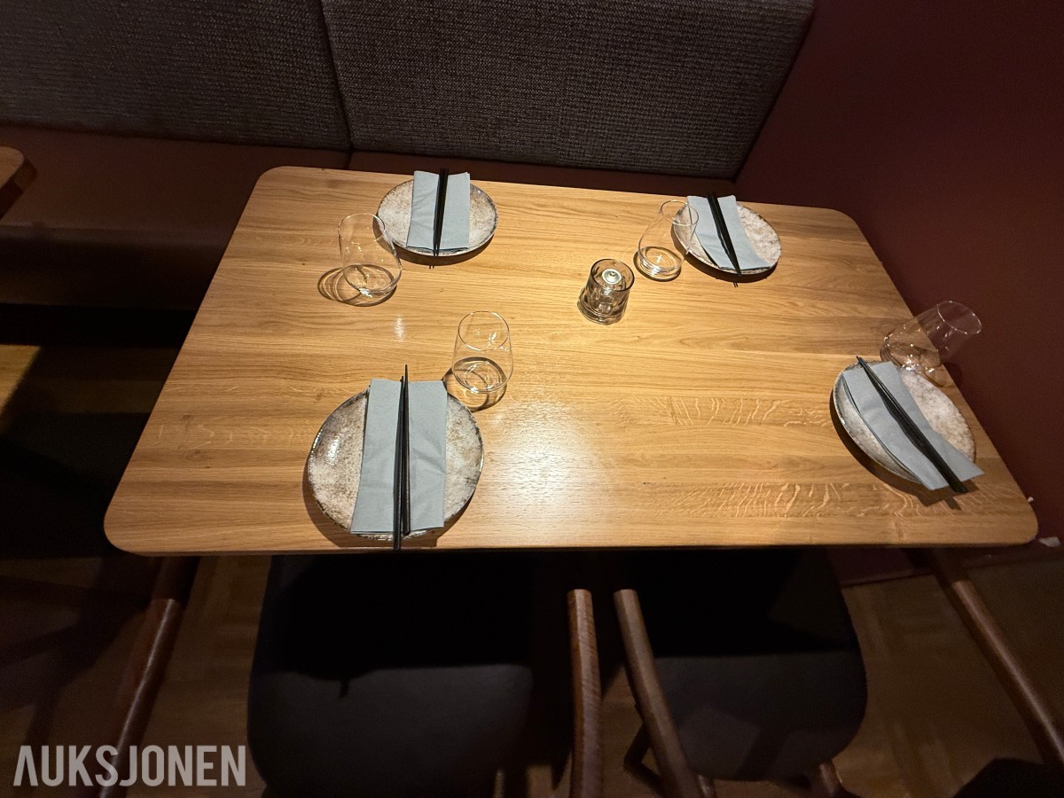 glass, bestikk, skåler og spisepinner fra restaurantdrift.